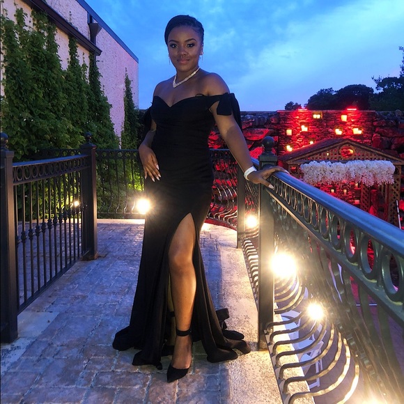 Tianna Gown. Size 8 (normally wear a 6). Detailed shoulder and a high leg slit - Picture 5 of 5